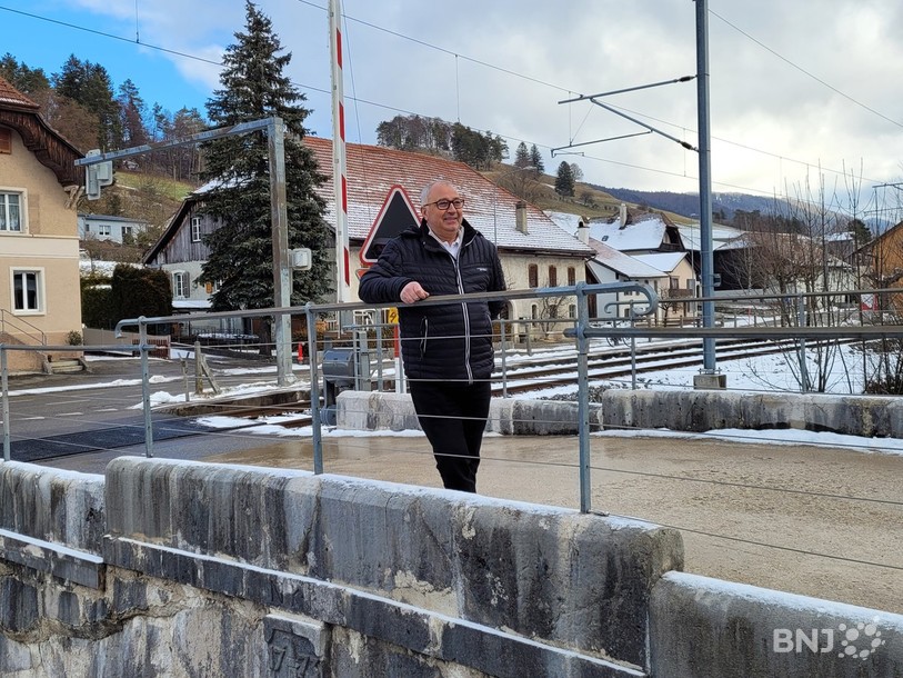 Patrizio Maniaci pose sur le pont qui enjambe la Brise proche de l'école.
