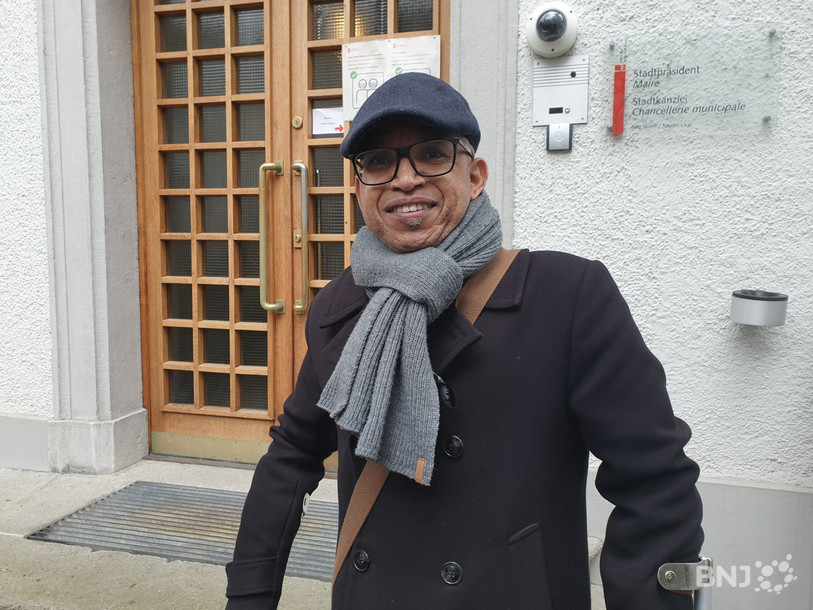 Les amis et voisins d’Abdallah Abdouali aiment dire qu’il est « plus suisse que les Suisses », comme lorsqu’il rate son bus en voulant impérativement traverser par le passage pour piétons.