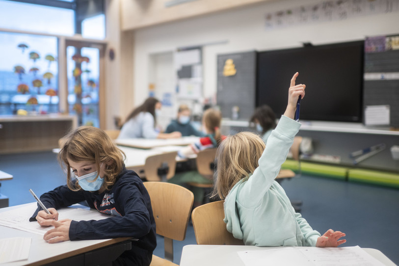 L'obligation de porter le masque va tomber dès lundi dans les classes du primaire. (KEYSTONE/ENNIO LEANZA)