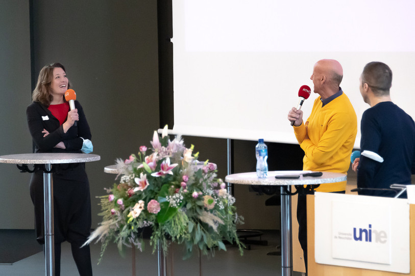 Muriel Ballaman, correspondante parlementaire de la RTS, en discussion avec Yves Terrani, journaliste à Radio Chablais (au centre) et Adrien Juvet, corédacteur en chef des radios BNJ. (Photo: Bertrand Pfaff)
