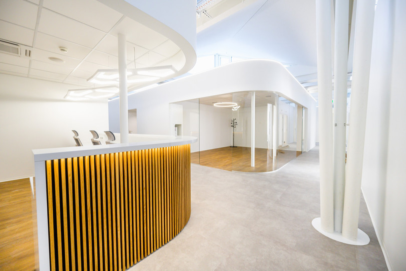 Le design intérieur du nouveau centre médical des Cadolles fait la part belle à la lumière. (photo : Patrice Schreyer)