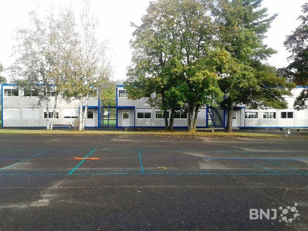 Les containers de l'école secondaire de la Haute-Sorne pourront être remplacés par une structure en bois