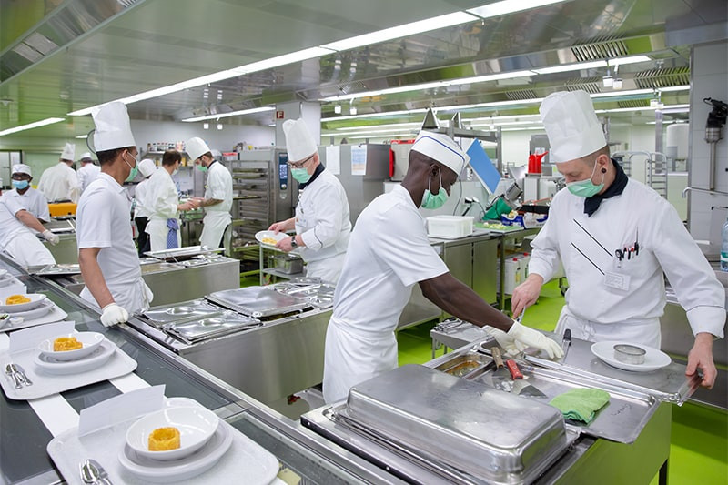 Habitué des dressages individuels des assiettes, voilà que Jean-Marc Soldati devait préparer entre 300 et 400 couverts par service. (Photo: CHB)