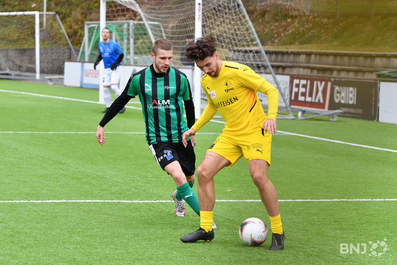 Bastien Vitali (en jaune) protège le ballon devant Thomas Lovis (photo : Georges Henz).