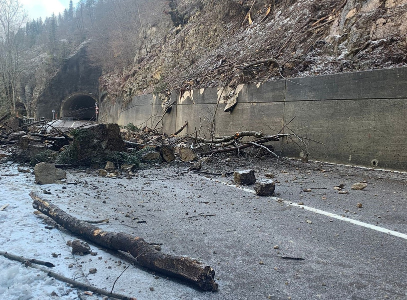 Le tronçon devrait rester fermé plusieurs jours (photo : Police neuchâteloise)