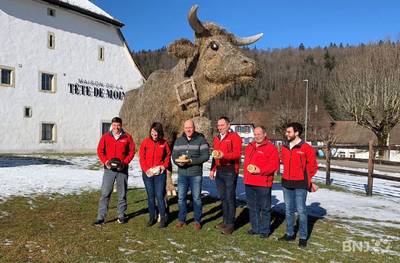 Les organisateurs et le parrain de la Fête de la Tête de Moine ont présenté la 5e édition mardi (Martin Siegenthaler, gérant de l'Interprofession Tête de Moine, Magali Ackermann, conseillère à la FRI, Didier Cuche, Markus Gerber président du comité de pilotage, Bernard Leuenberger, président de la Chambre d'agriculture du Jura bernois et Eric Ioset de Jura bernois Tourisme (de gauche à droite).