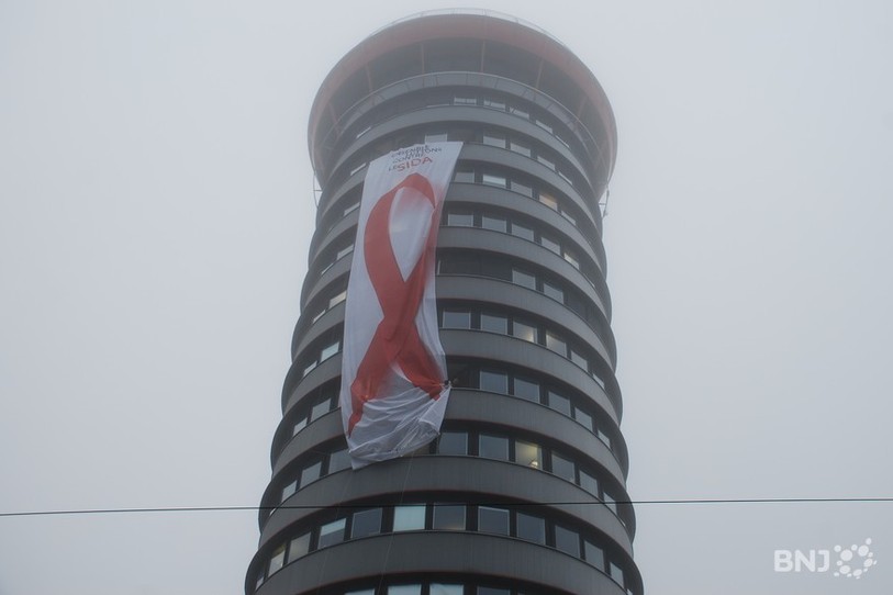 Le ruban rouge va flotter sur la tour Espacité pendant deux semaines en signe de solidarité.