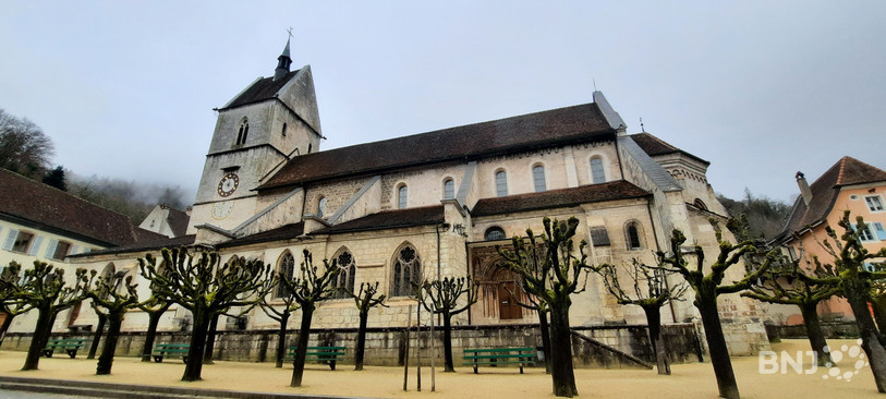 La Collégiale vue depuis l'extérieur.