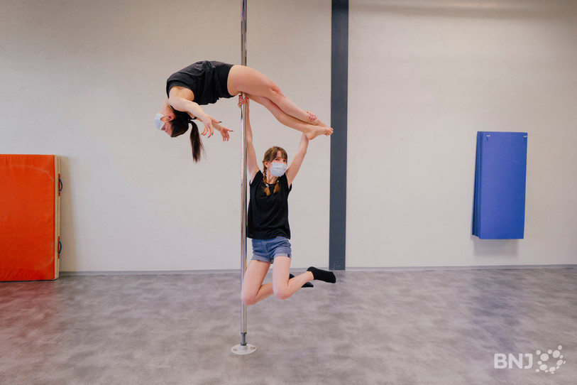 Notre journaliste Caroline Toussaint s'est essayée au pole sport, épaulée (et surtout soutenue) par l'athlète jurassienne Léonie de Sloovere, vice championne de Suisse en 2019, catégorie Elite Senior Women.