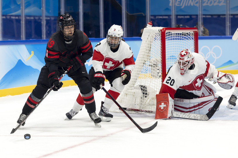 La Jurassienne Sarah Forster, au centre, rêve toujours d'une médaille olympique à Pékin. (Photo : KEYSTONE / SALVATORE DI NOLFI)