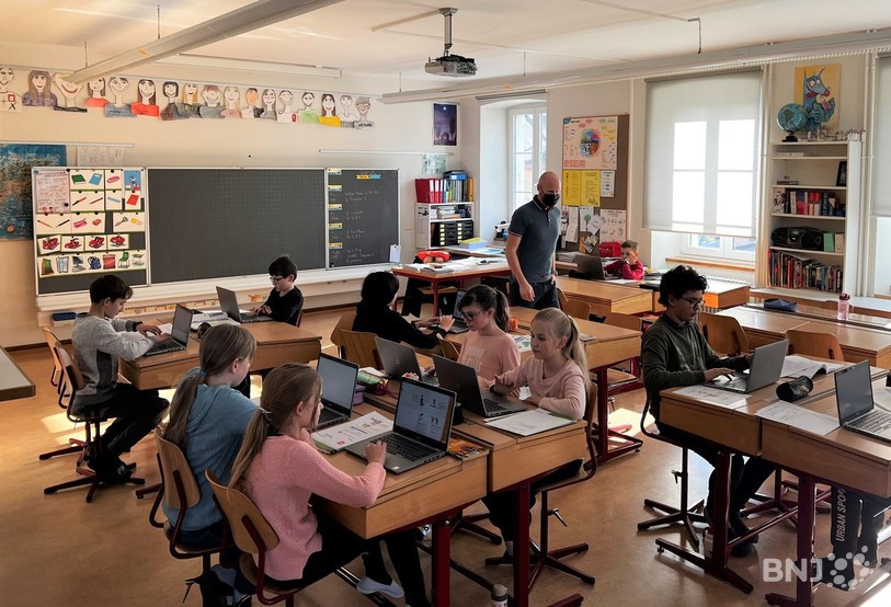 L'éducation numérique fait partie des thématiques abordées dans le questionnaire des Assises de l'École neuchâteloise. (Photo d'illustration)