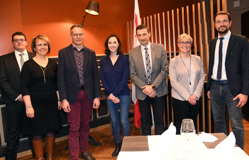 Les membres du Gouvernement jurassien et le chancelier d'Etat entourent la romancière Elisa Shua Dusapin (photo: Bist, canton du Jura).