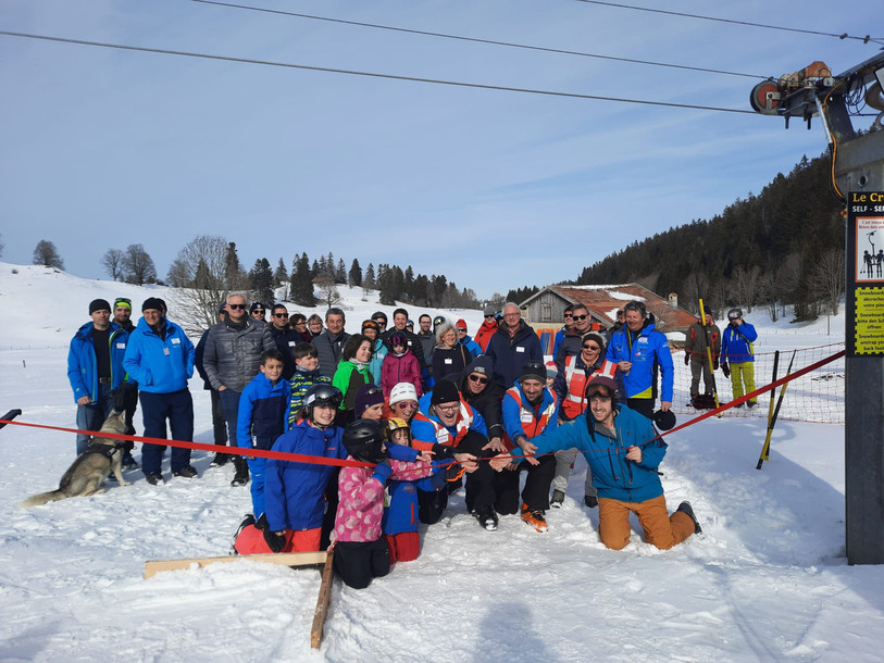 Les téléskis de La Corbatière et du Crêt-Meuron ont inauguré leurs téléskis samedi. Ils en ont profité pour célébrer leur rapprochement. (Photo: Association du téléski du Crêt-Meuron).
