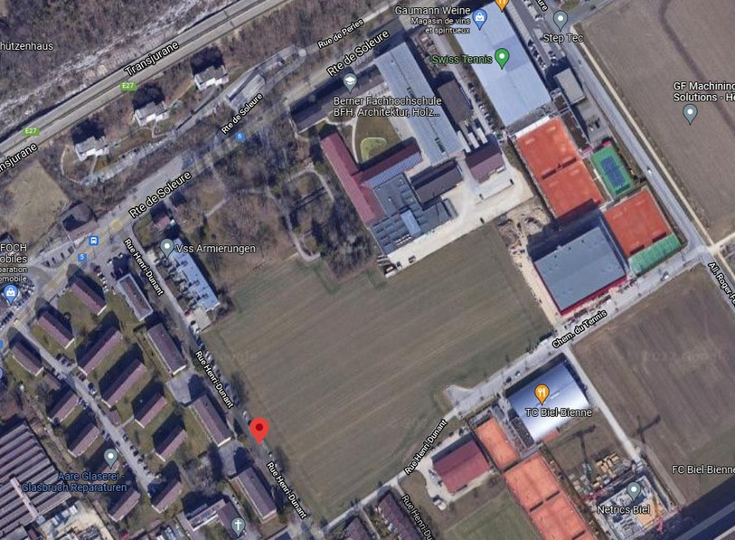 En disant oui à ce crédit, les Biennois ont accepté d'acheter une partie de ce terrain vide qui longe la rue Henri-Dunant. (Photo : Google Maps - Images ©2022 Maxar Technologies, Données cartographiques ©2022)