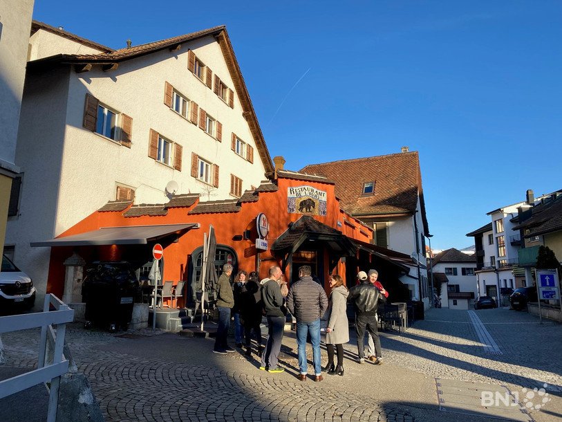 L'ambiance était à la musique et à la rigolade dimanche devant le restaurant de l'Ours, stamm de l'un des élus surprise de ces élections libres.