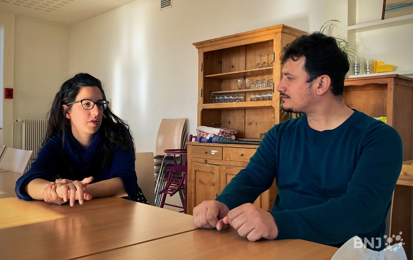Caterina Cascio de Droit de rester, et Ahmad Reshad Attaï, dans les locaux de l'AMAR à Serrières.