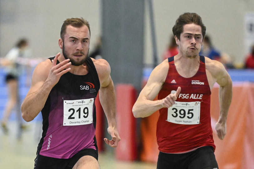 Nathan Gyger, à droite, signe un nouveau record en salle sur 400m. (Photo : KEYSTONE/Alessandro della Valle)
