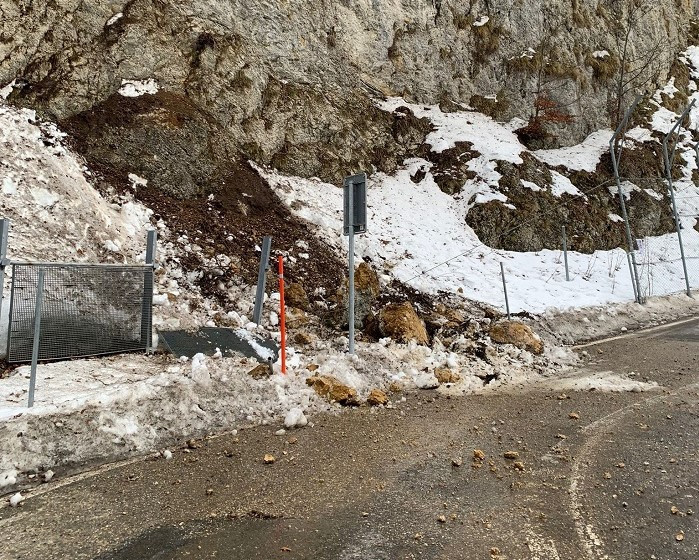 Un peu plus d’un mètre cube de roches a déferlé sur la chaussée à proximité de la sortie du tunnel de la Vue-des-Alpes. (photo: Olivier Floc'hic)