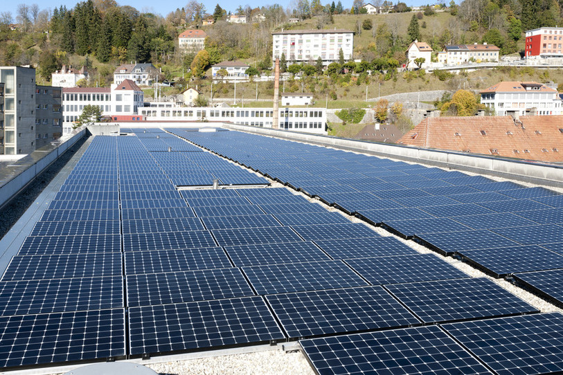 Le toit du CIFOM, au Locle, recouvert de panneaux solaires.
