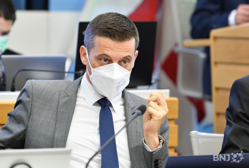 Le ministre jurassien de la santé et de l'économie Jacques Gerber réagit aux annonces du Conseil fédéral. (Photo : Georges Henz).
