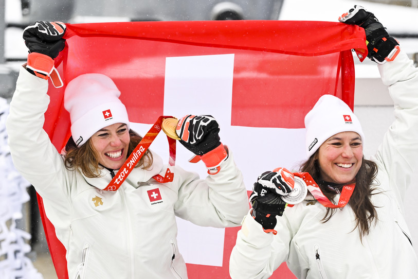 Michelle Gisin et Wendy Holdener en or et en argent sur le combiné (photo : KEYSTONE/Jean-Christophe Bott).