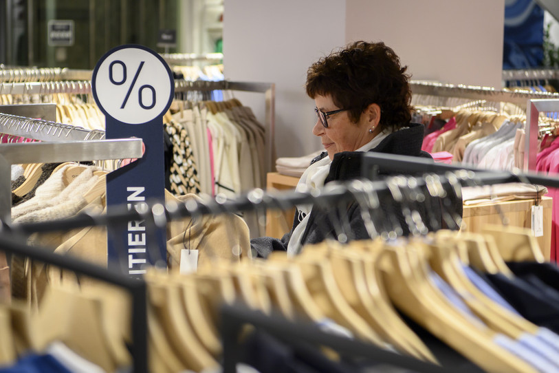 Voir le visage des personnes que l'on croise dans les magasins est à nouveau possible depuis jeudi dernier. (KEYSTONE/Anthony Anex).