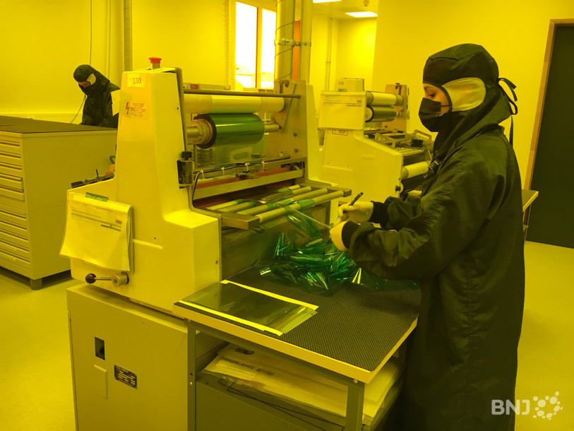 L'entreprise Multietch dispose d'une salle blanche. Les UV y sont filtrés ce qui donne cette teinte jaune.