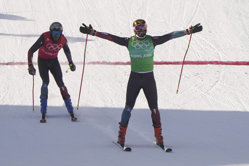 Ryan Regez lève les bras devant Alex Fiva pour offrir un 2e doublé en deux jours à la délégation suisse à Pékin (photo : AP Photo/Francisco Seco).