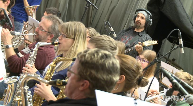 Kiki Crétin enregistre son nouvel album en comagnie des Fanfares réunies de Courtemaîche.