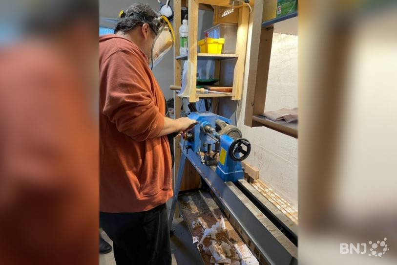 David Barré tourne un stylo en bois dans son atelier à Sonceboz.