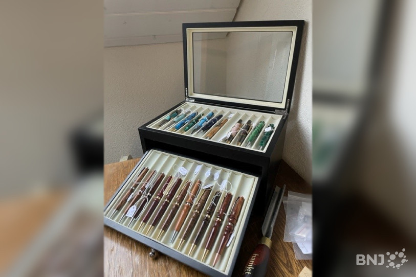 Une partie du stock de stylos confectionnés par David Barré.
