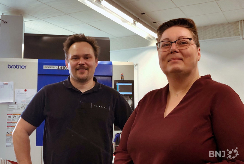 Sébastien Pérusse, responsable de l'atelier mécanique, et Vanessa Buffat, présidente et gérante, devant une des machines de Vitrocsa.
