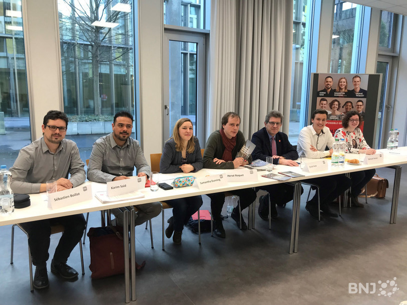 La moitié des candidats PSR aux élections cantonales du 27 mars étaient présents lundi matin à Bienne pour présenter les prétendants et les axes de la campagne. (De gauche à droite : Sébastien Boillat, Karim Saïd, Samantha
Dunning, Hervé Roquet, Erich Fehr, Michaël Steiner et Laura Renggli)