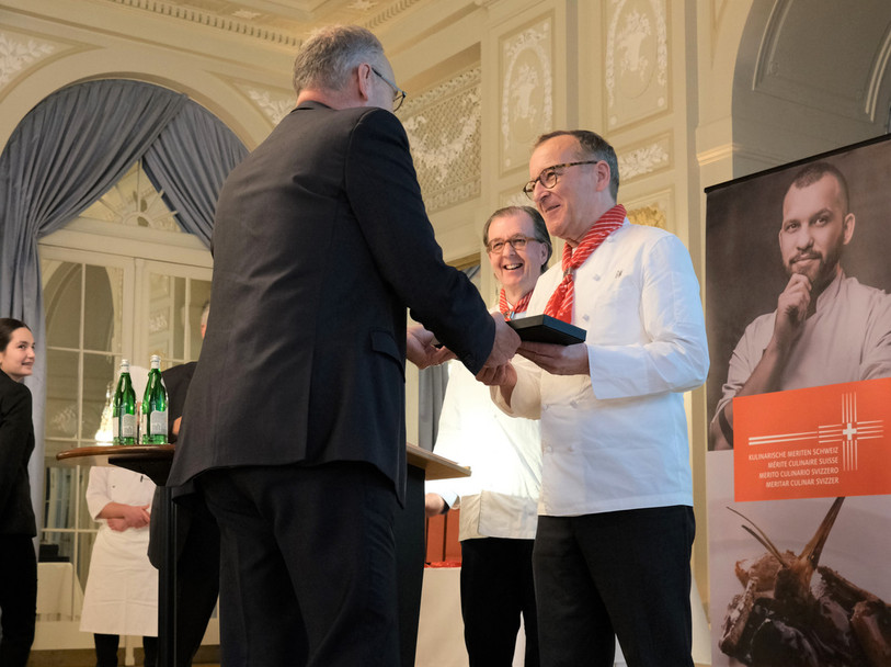 Le Chef jurassien Georges Wenger a reçu le Mérite culinaire d'honneur 2022 des mains du conseiller fédéral Guy Parmelin. (Photo : Fondation pour la promotion du goût).