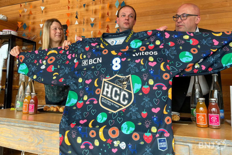 Anne-Sylvie Sauser, directrice de la Fondation Sombaille Jeunesse, Yvan Heger, directeur pédagogique, et Olivier Calame, président du HC La Chaux-de-Fonds, ont présenté le nouveau maillot à la presse.