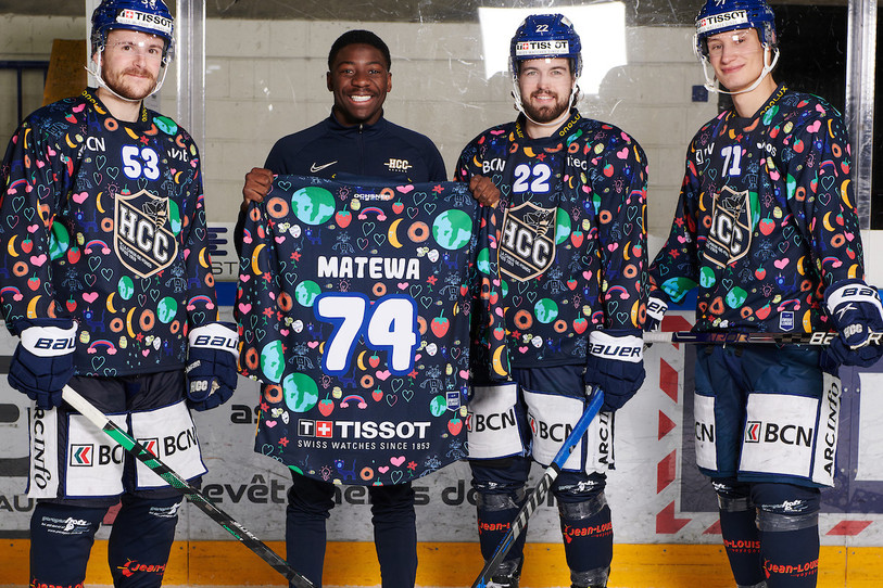 Jaison Dubois, Lucas Matewa, Julien Privet et Loïc In-Albon ont partagé leur talent créatif avec une dizaine d'enfants de la Sombaille. (Photo : David Marchon)