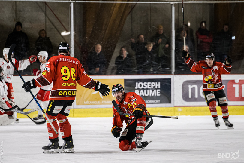 Mathieu Brahier peut exulter après avoir inscrit le 4-2 en faveur du HC Franches-Montagnes mardi soir (photo : Jonathan Vallat).