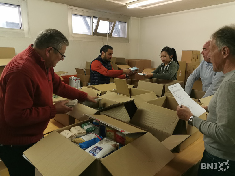 Plusieurs bénévoles du Lions club jurassien se sont portés volontaires pour répartir les tonnes de pâtes, céréales ou de dentifrice dans les différents colis.