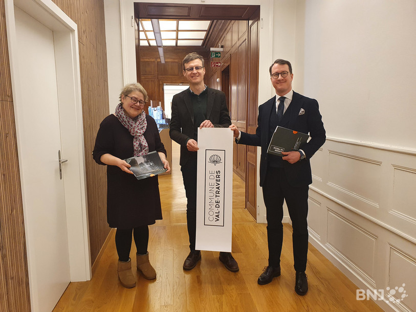 Le nouveau visuel de Val-de-Travers, présenté par Florence Jordan Chiapuzzi de l'agence Tribu, Frédéric Mairy et Benoit Simon-Vermot, conseillers communaux de Val-de-Travers.
