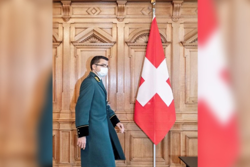 Le Jurassien Dylan Voirol va bientôt troquer le costume d'huissier du chancelier de la Confédération pour celui d'attaché d'ambassade à Stockholm (photo : Dylan Voirol).