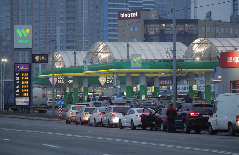Les files de voitures s'étendaient parfois sur plusieurs kilomètres ce jeudi matin aux abords des stations service. (EPA/SERGEY DOLZHENKO)