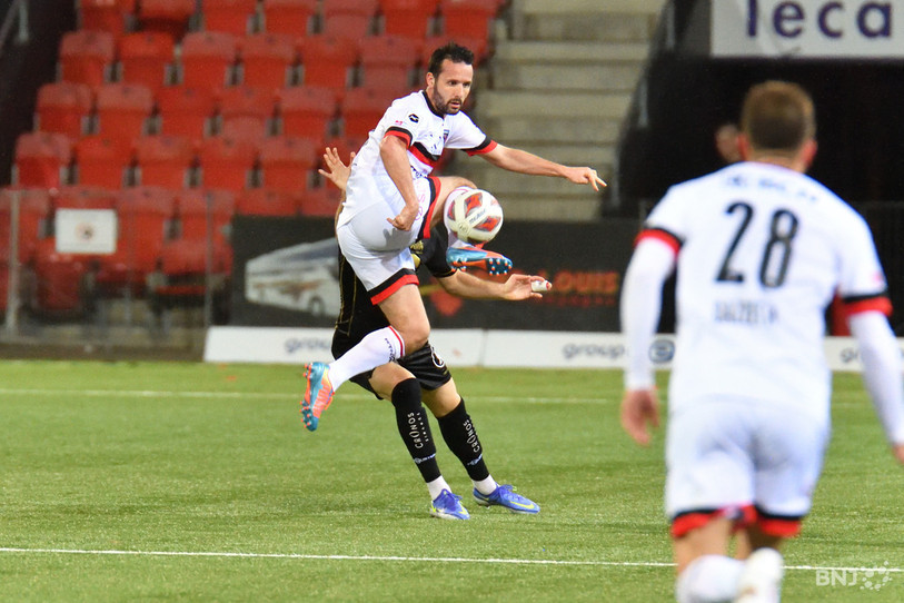 Raphaël Nuzzolo et ses coéquipiers de Neuchâtel Xamax n'ont pas réussi à maintenir leur avantage bien longtemps samedi soir face à Servette. (photo : archives).