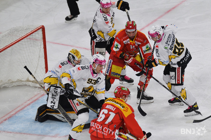 Les joueurs du HC Ajoie ont défendu leur but de façon compacte à Bienne, mais cela n'a pas suffit pour renouer avec le succès. (photo : Georges Henz)