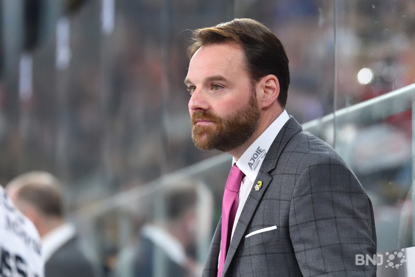 Coaché malgré lui, Julien Vauclair a dirigé son premier match officiel à la tête du HC Ajoie.