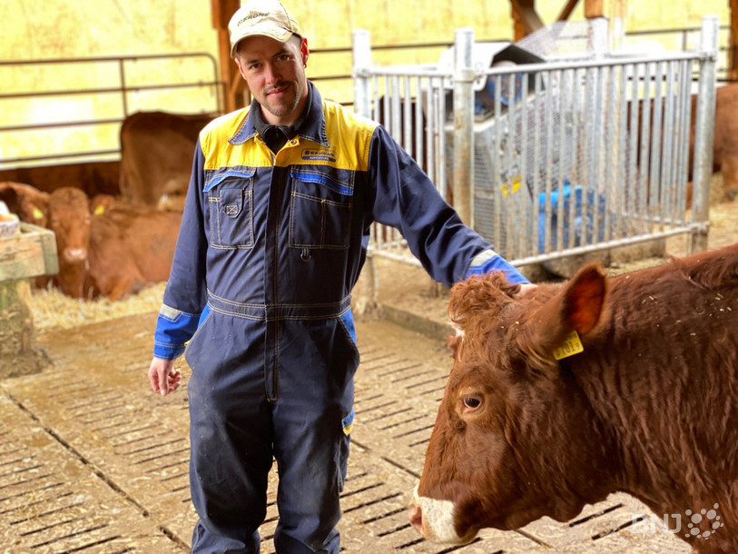 Christophe Mornod est à la tête d'un troupeau de vaches allaitantes. Il a aussi diversifié ses activités en apportant plusieurs productions végétales, de la pomme de terre à l'orge brassicole en passant par le blé fourragé.