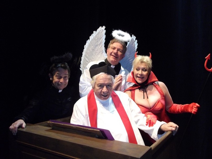 Michel Galabru accompagné de trois comédiens (photo: JVO Spectacles)