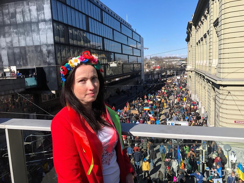 Yuliya Page, neuchâteloise d'origine ukrainienne, s'est rendue à Berne pour lancer un message de soutien à son pays.