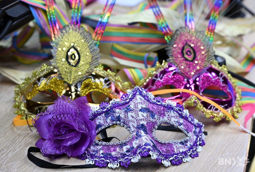 Les masques étaient de sortie ce week-end à Delémont pour le petit carnaval (Photo archives : Georges Henz).