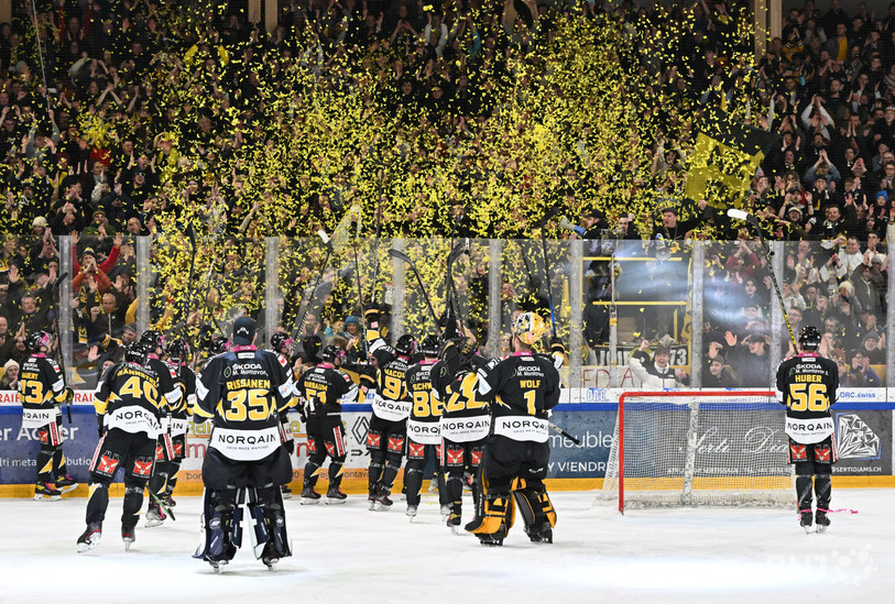 Les supporters du HC Ajoie ont souvent fait la fête cet hiver dans la Raiffeisen Arena malgré les résultats de leurs protégés (photo : Georges Henz).