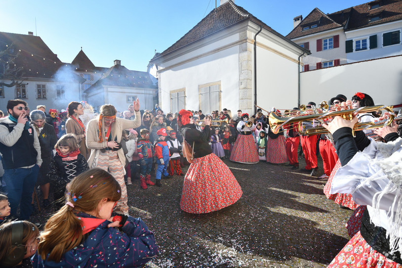 Costumes de seconde main, réflexion menée sur l'utilisation des confettis : les carnavals locaux essaient de réfléchir à leur empreinte carbone. A Delémont, on mise notamment sur la location de costumes et la réutilisation de matériaux sur les chars. (Photo d'archives : Georges Henz).